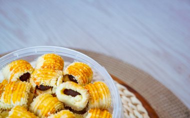 Geleneksel ananas reçelli tart kurabiyeleri veya plastik bir kapta tart nanas adı verilen bir malay..