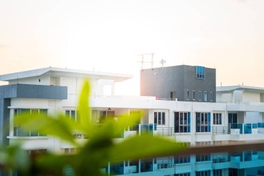 Kuala Lumpur, Malezya - 8 Haziran 2021: Malezya 'daki modern apartmanın yakınında gün doğumu.