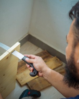 Marangoz el ile ahşap kesme tahtaları gördüm