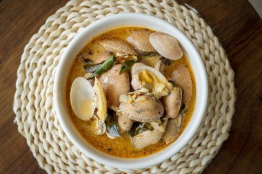 Acılı tereyağlı krema, masada bir kasede servis edilir..