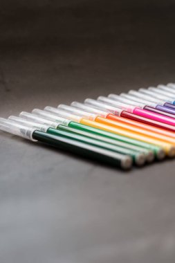 Koyu arkaplanda renkli işaretler var. Eğitim, öğrenim, yaratıcılık, sanat ve zanaat kavramı.