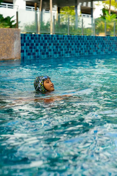 Jeune Fille Portant Hijab Maillot Bain Musulman Dans Piscine Enfant — Photo