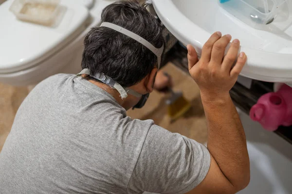 Han Går Med Maske Oppussingen Sett Bakfra – stockfoto