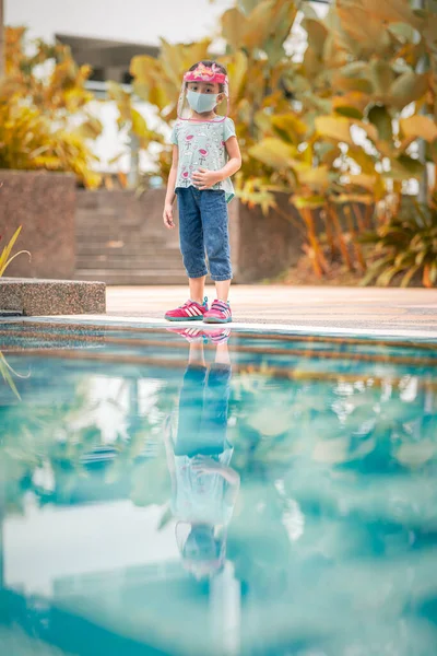 Kuala Lumpur Malaisie Juillet 2021 Petite Fille Marchant Près Piscine — Photo