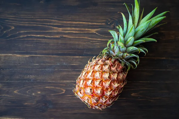 Single Whole Pineapple Wooden Background — Stock Photo, Image