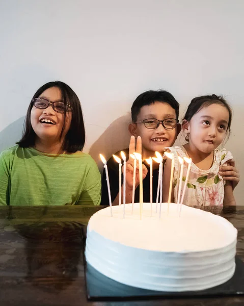 3人の子供 兄弟は隔離中に家で一緒に誕生日を祝っている — ストック写真