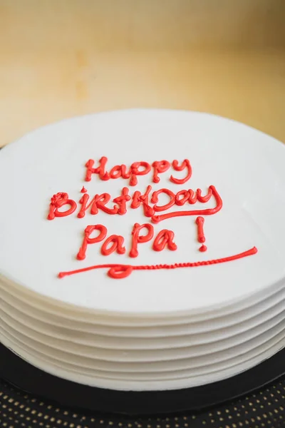 お父さんの誕生日ケーキはテーブルの上に Happy Birthday Papa と書いてあります 父の瞬間特別な日 — ストック写真
