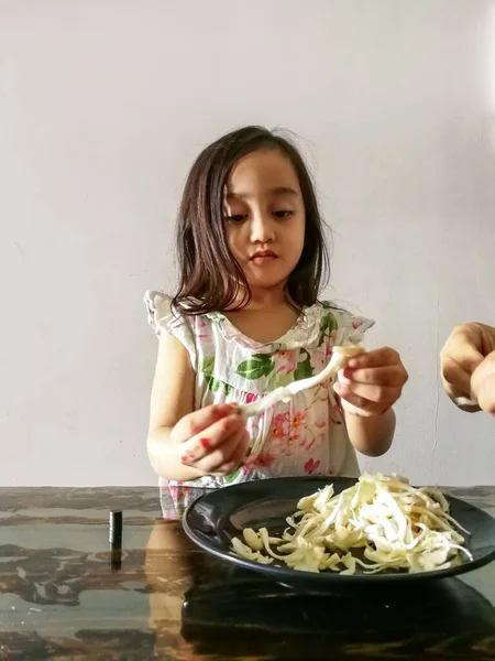 Menina Criança Está Ajudando Mãe Preparar Ingredientes Cozinha Desfiar Cogumelos — Fotografia de Stock