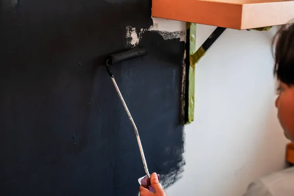 幼い子供によって黒で描かれた壁 — ストック写真
