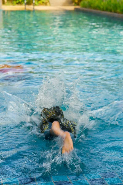 Photo Floue Une Personne Sautant Dans Piscine Ondulations Eau Surface — Photo