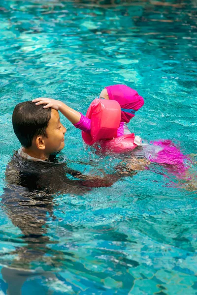 동양인 형제자매들 수영장에서 수영하고 있습니다 여동생 걸음마를 배우는 아이들 — 스톡 사진