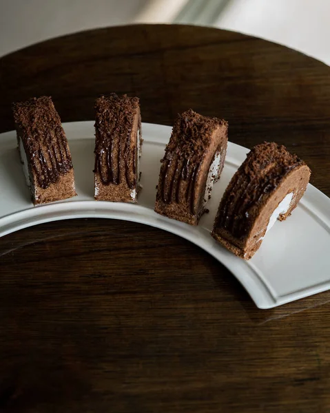 Rotolo Cioccolato Con Panna Fresca Piatto Bianco Sfondo Legno — Foto Stock