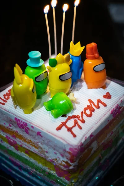 クアラルンプール マレーシア 5月30 2021私たちのゲームのキャラクターテーマの誕生日ケーキの中で燃焼キャンドル — ストック写真