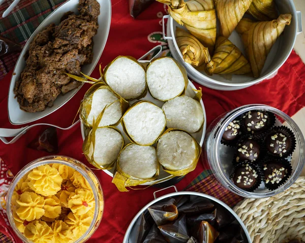 Ramazan ve Bayram boyunca geleneksel Malay Gıda ve Kurabiyeleri. Hari Raya Aidilfitri. Ketupat, rendang, lemang, dodol, biskut.