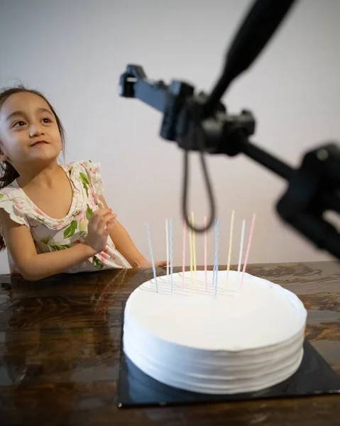 お誕生日ケーキとキャンドルとカメラを持った若い女の子 インフルエンサー — ストック写真
