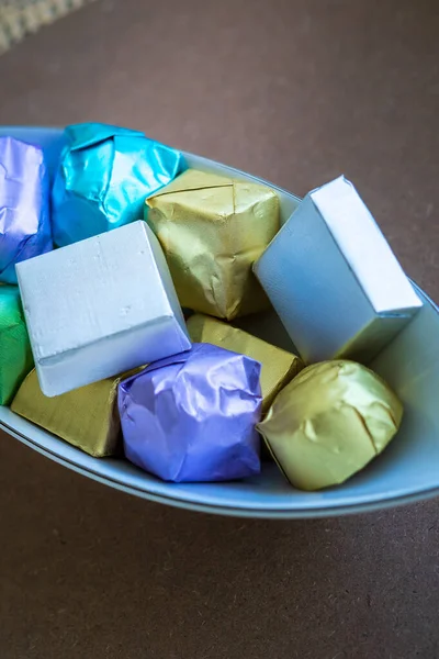 Chocolates Lujo Envueltos Varios Colores Para Diferentes Sabores Tazón Sobre —  Fotos de Stock