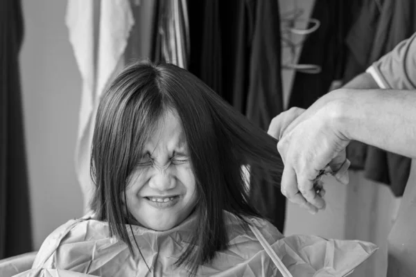 Komik Suratlı Asyalı Genç Kız Evde Babasından Saç Tıraşı Oluyor — Stok fotoğraf