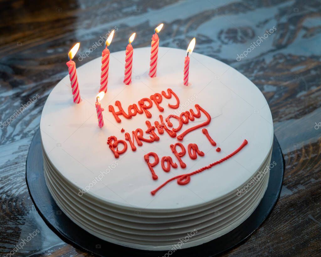 Torta Compleanno Papà Scritto Buon Compleanno Papà Sul Tavolo Candela -  Foto Stock: Foto, Immagini © ellinnur 509305616