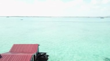 Semporna Celebes Denizi 'nin 4K yavaş çekim görüntüsü. Burası dalış alanıyla ünlüdür..