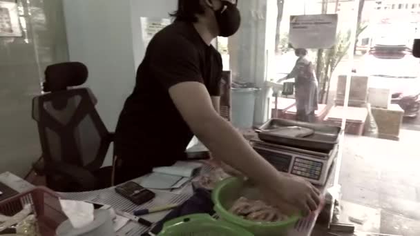 Bangi Malaysia March 2021 Wrapping Seafood Customer Fish Shop Footage — Stock Video