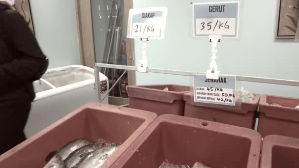 Bangi Malásia Março 2021 Loja Peixe Com Máscara Uso Cliente — Vídeo de Stock