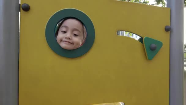 Sorrindo Triste Olhando Pequena Menina Asiática Parque Infantil — Vídeo de Stock