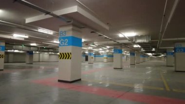 Boş yeraltı otoparkı.