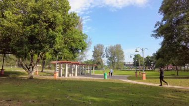 Bangi, Malezya - Mart 2021 Taman Tasik Cempaka 'da Sabah Görüşü. Egzersiz yapan insanlar. Görüntü düşük ışıktan dolayı gürültü içerebilir.