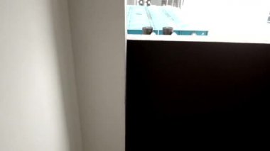 Birinci şahıs bakış açısı. Ayak sesleriyle yağmur yağarken pis bir apartman dairesinde merdivenlerden inmek. Görüntü düşük ışıktan dolayı gürültü içerebilir.
