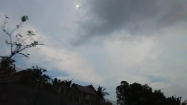 Bangi, Malezya - Mart 2021 Mahalleye bakış açısı. Düşük açı. Görüntü düşük ışıktan dolayı gürültü içerebilir.