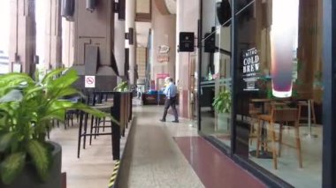 Kuala Lumpur, Malezya - 23 Mart 2021: Berjaya Times Meydanı 'nda Malezya halkı birbirine yardım ediyor. 