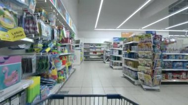 Bangi, Malezya - Mart 2021: alışveriş arabasından POV. Tesco Lotus Bandar Puteri 'de tek başına yürümek.