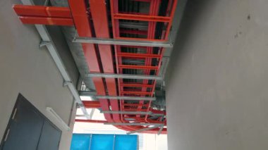 Tavanda asılı duran çelik elektrik kablosunun alçak açılı görüntüsü. Yavaş çekim.