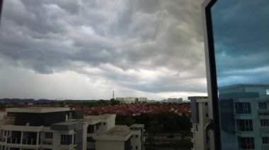 Bangi, Malezya - Mart 2021 Şehir Skyline 'ında dramatik zaman atlaması. Şehre ağır bulutlar geliyor. Görüntü düşük ışıktan dolayı gürültü içerebilir.