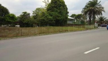 Bangi, Malezya - Mart 2021 Bandar Seri Putra 'daki trafik ışıklarında. El bilgisayarı. Görüntü düşük ışıktan dolayı gürültü içerebilir.