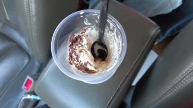 Konteynırın üstünde çikolatalı pilav olan yumuşak dondurma manzarası. Arabada yemek yemek..