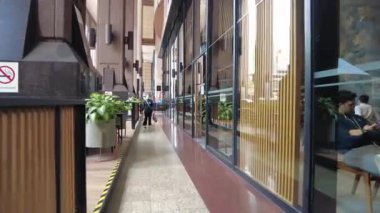 Kuala Lumpur, Malezya - 23 Mart 2021: Berjaya Times Meydanı 'ndaki kafeler boyunca yürümek