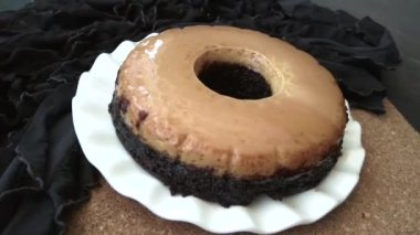 Masada iki ton yumuşak karamelli kek. Döner görüş. Görüntüler düşük ışıktan dolayı gürültü içeriyor olabilir..