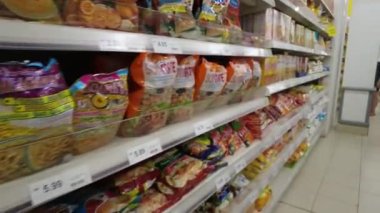 Bangi, Malezya - Mart 2021: POV un rafının yanında Lotuss Süpermarketinde çeşitli markalarla. 4k