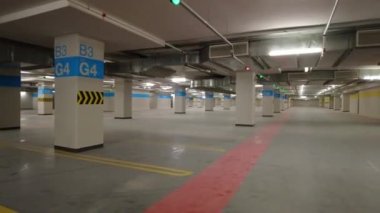 Boş bir otoparkta yürüyorum. 