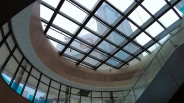 Kuala Lumpur, Malezya - 15 Nisan 2021 Modern alışveriş merkezi mimarisi iç sanayi yapım aşamasında.