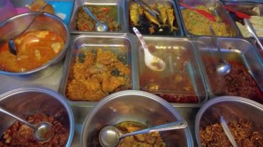 Malezya yemek tezgahındaki çeşitli kahvaltı laklarının yüksek açılı görüntüsü veya tabaklar. 