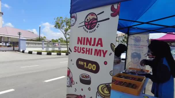 Bangi Malezya Mart 2021 Ninja Suşi Dükkanım Yerel Suşi Satıcısı — Stok video