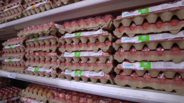 Bangi Malezya Mart 2021 Lotus Süpermarketinin Raflarında Yumurta Kutuları — Stok video