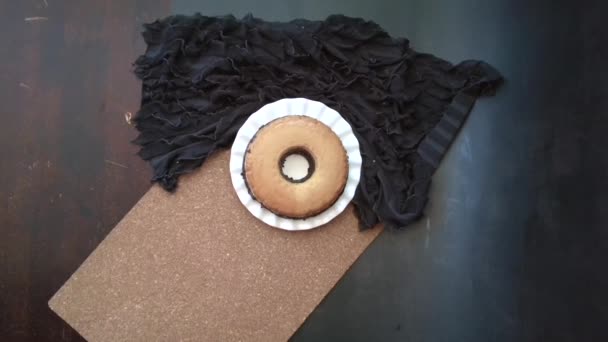 顶部的视野放大在圆圆的软糖蛋糕在桌子上 由于光线不足 录像可能含有噪音 — 图库视频影像