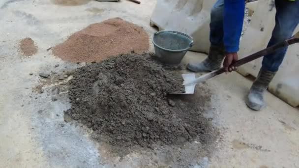 Een Lokale Bouwvakker Legt Cement Zand Stapel — Stockvideo