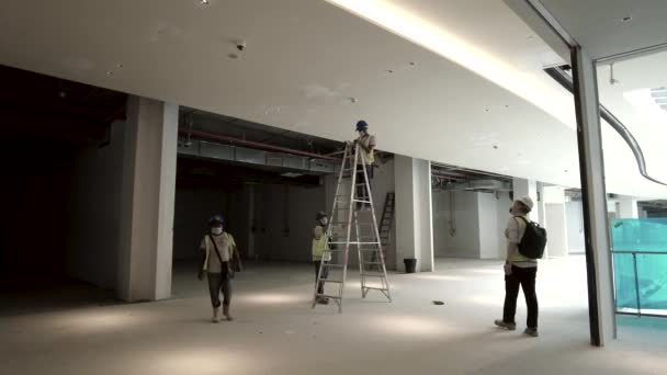 Kuala Lumpur Maleisië April 2021 Werknemers Met Ladder Die Interieurwerk — Stockvideo