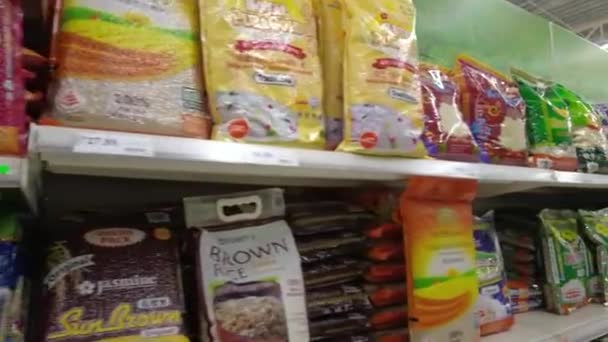 Bangi Malezya Mart 2021 Tesco Supermarket Raflarındaki Çeşitli Pirinç Markalarının — Stok video
