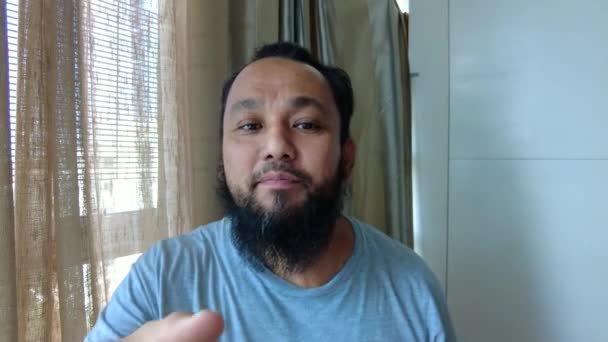 Homem Barbudo Saudável Verificar Barba Planear Barbear Cabeça Tiro Retrato — Vídeo de Stock