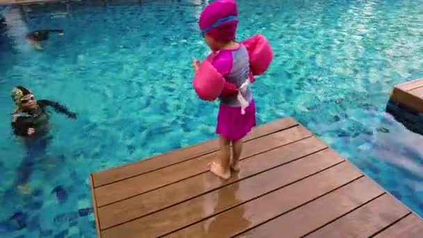 Mała Dziewczynka Skacze Pokładu Basenu Wstrzymuje Oddech Kilka Sekund Aktywne — Wideo stockowe